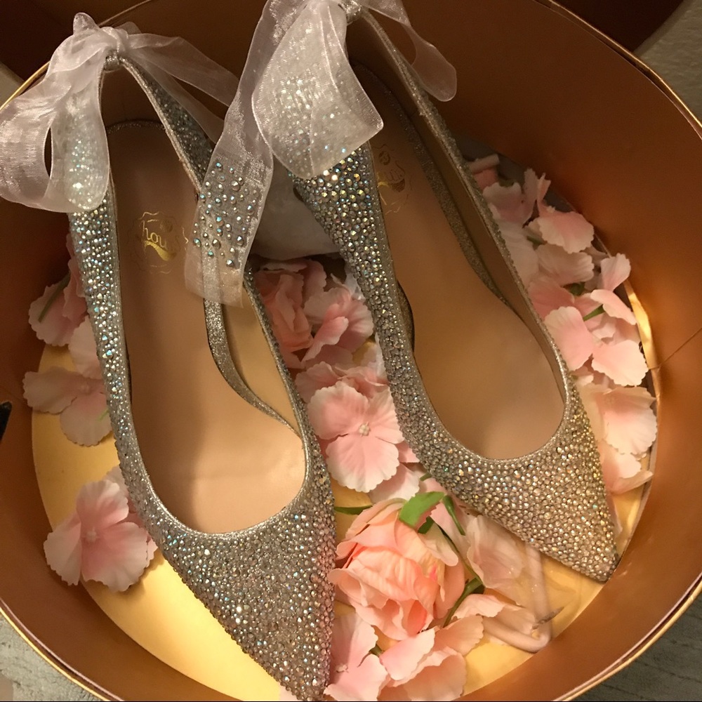 Studded iridescent pumps with bows, Size 39