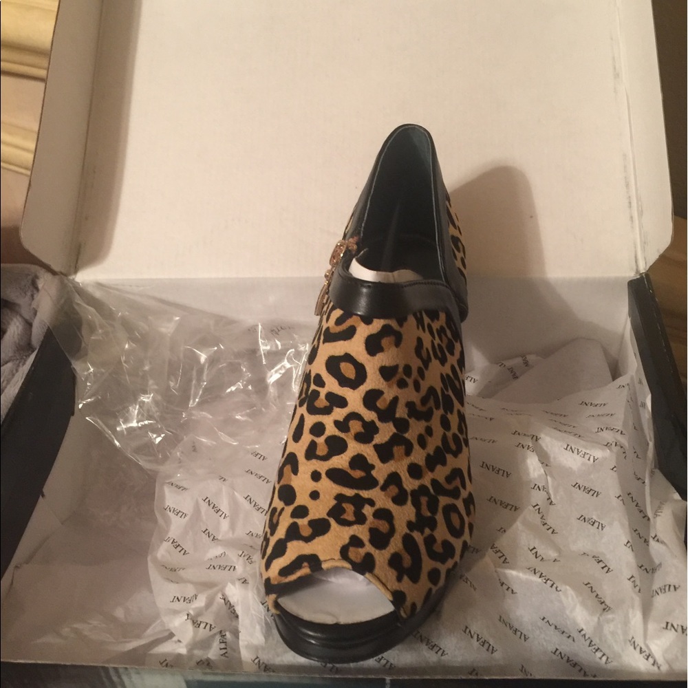 Brand new shoe size 7. Brand Alfani. Never worn