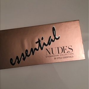 Essential nudes palette