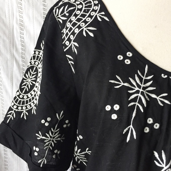 Lost April Black Peasant Embroidered Blouse Top Size Small - Picture 4 of 6