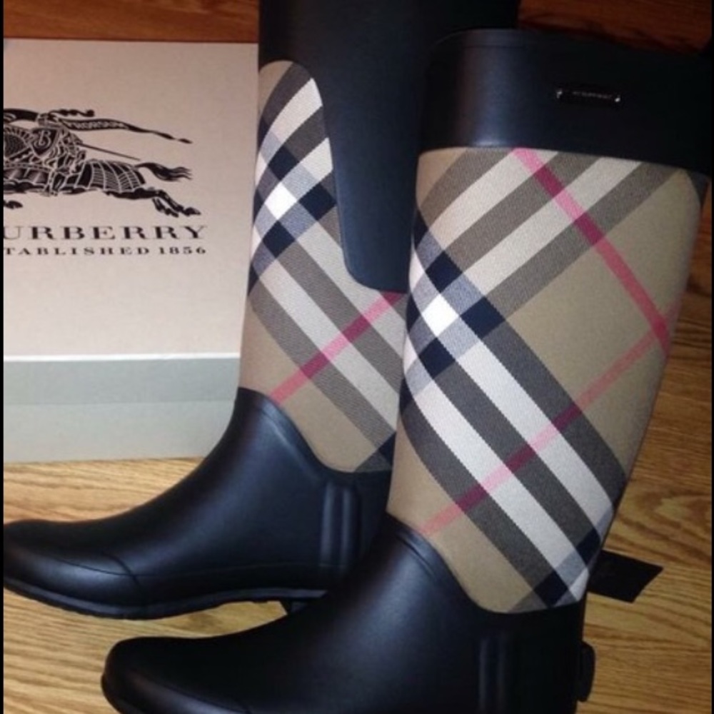 Burberry rain boots in great condition