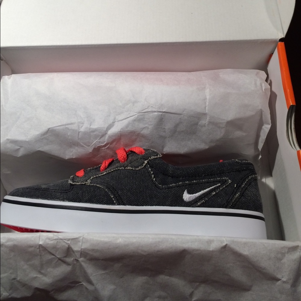 Women's Nike braata shoes