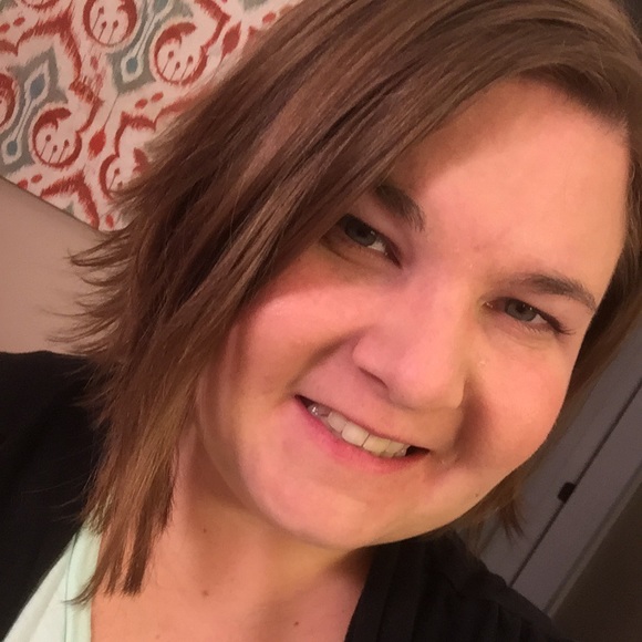 Meet your Posher, Erin - Picture 2 of 5