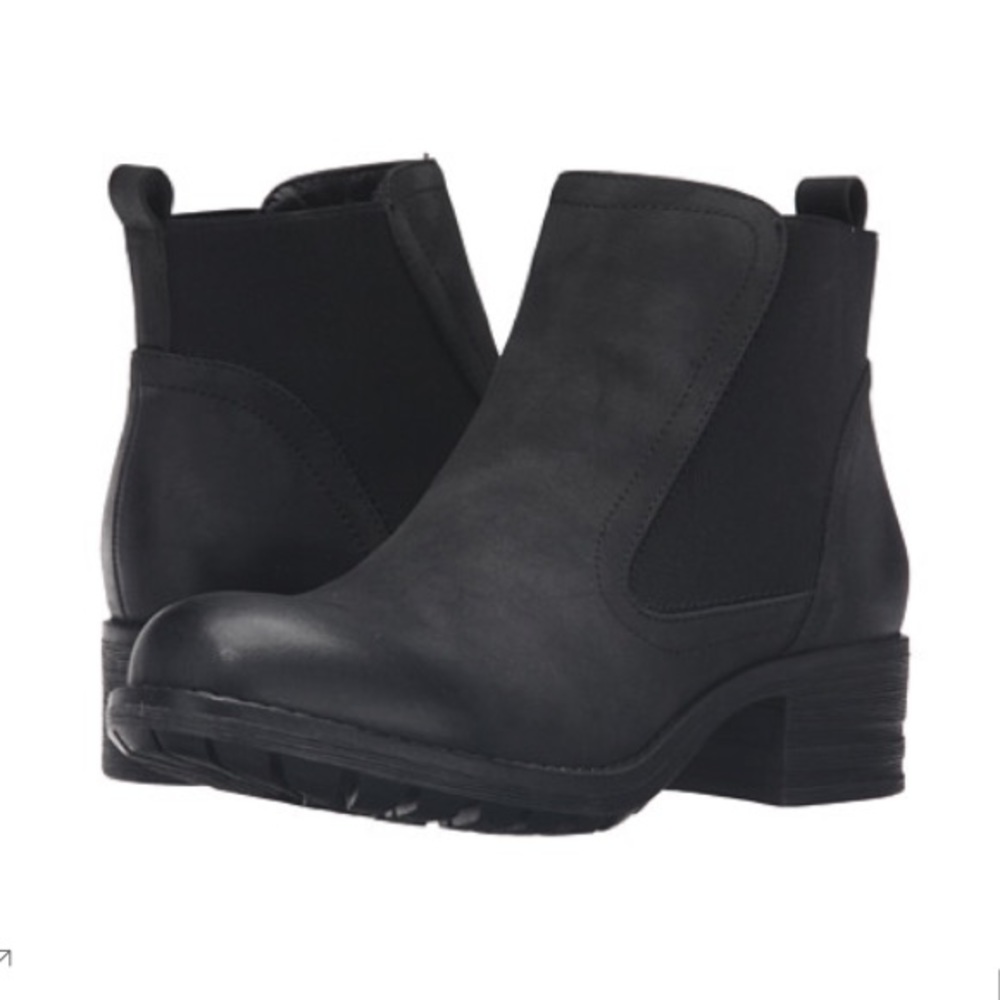 New in box black boots