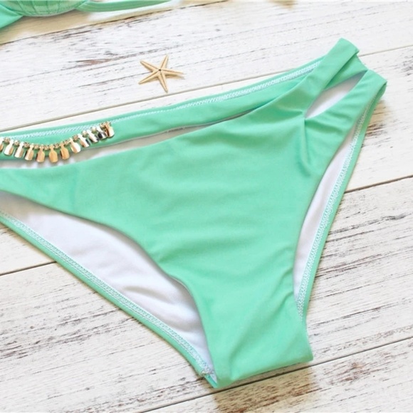 TOP ONLY Mint Shell Bikini - Picture 3 of 6