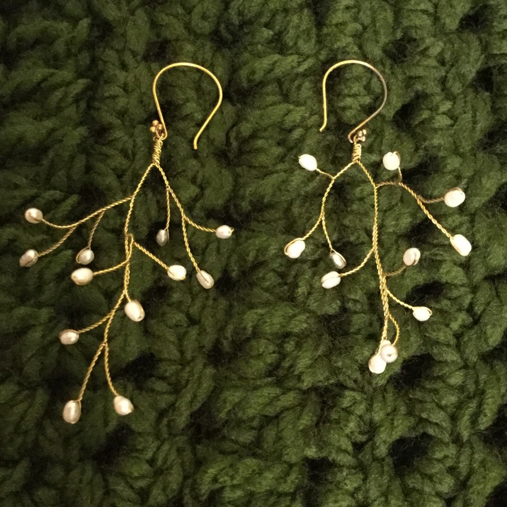 Vine White Seed Pearl Earrings in Gold
