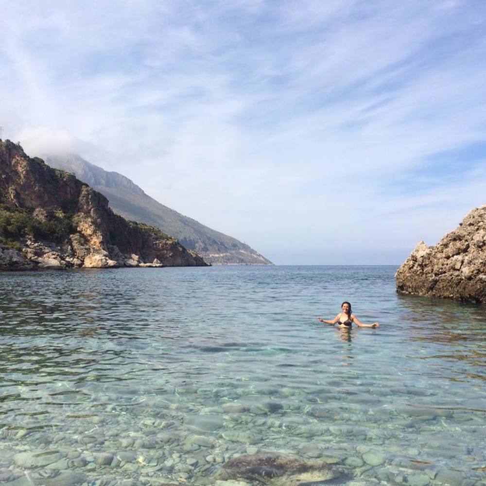 Meet your Posher, Emi