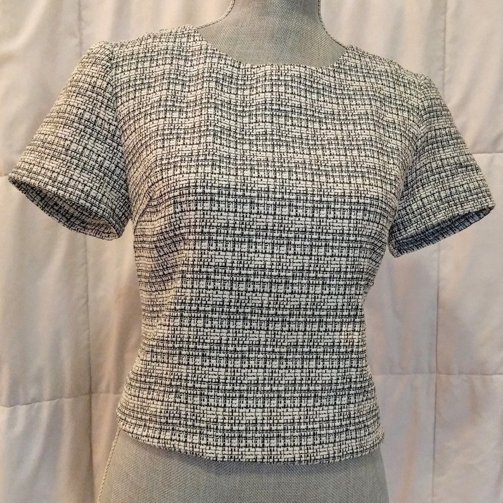 EXPRESS - Structured B&W Crop Top