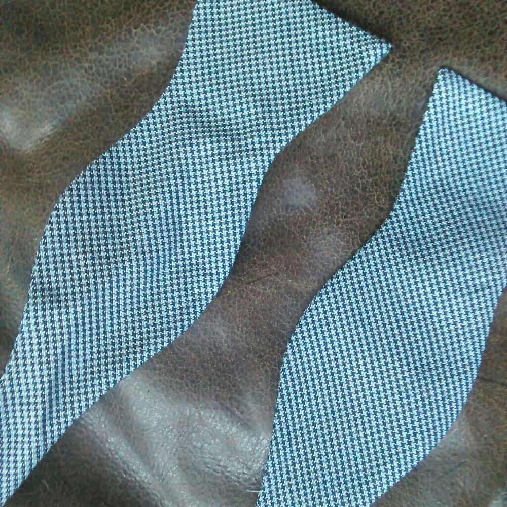 Men's houndstooth bowtie