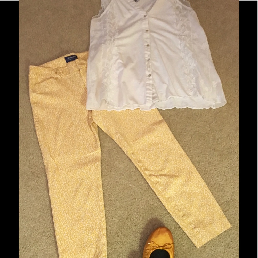 Capris from Old Navy, Size 6. Yellow & white print