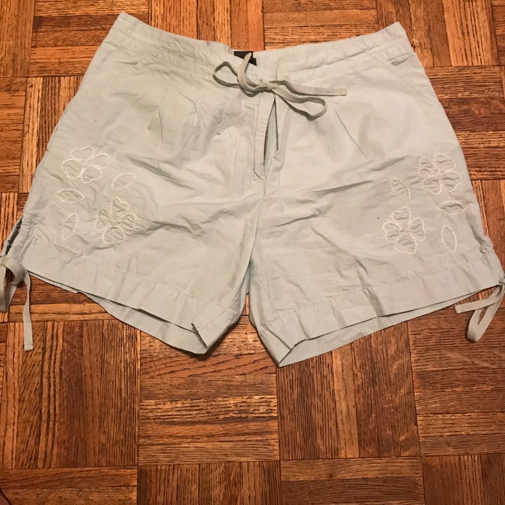 Emphasis Embroidered Shorts Size 8