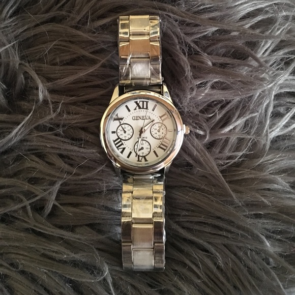 Urban Outfitters Accessories - NWT silver watch