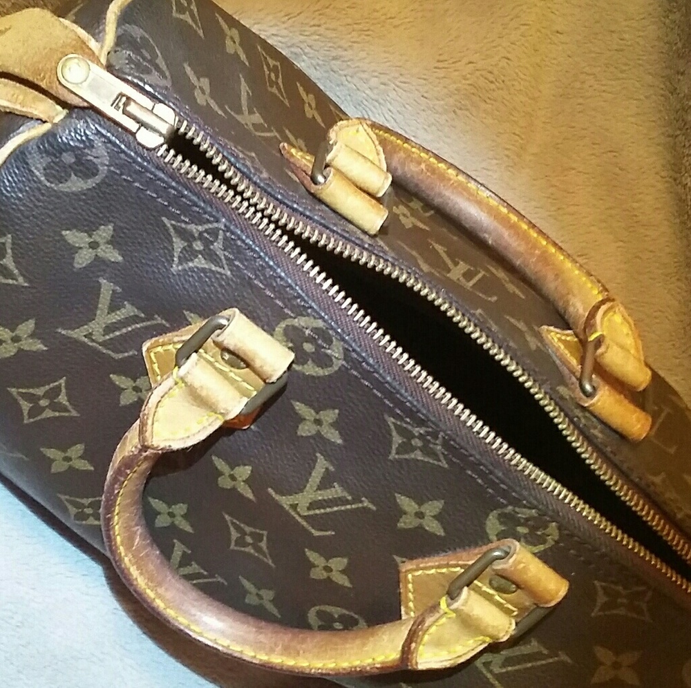 "AUTHENTIC LOUIE VUITTON SPEEDY '25'