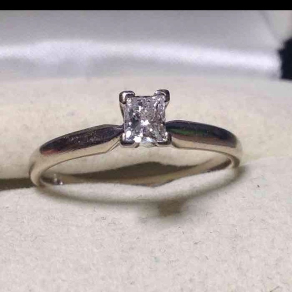 14 K Gold and Diamond ring SZ:7