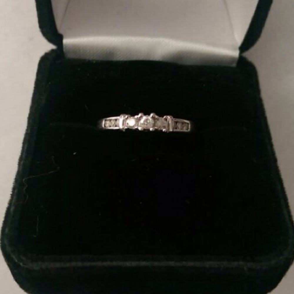10K White Gold Diamond Ring