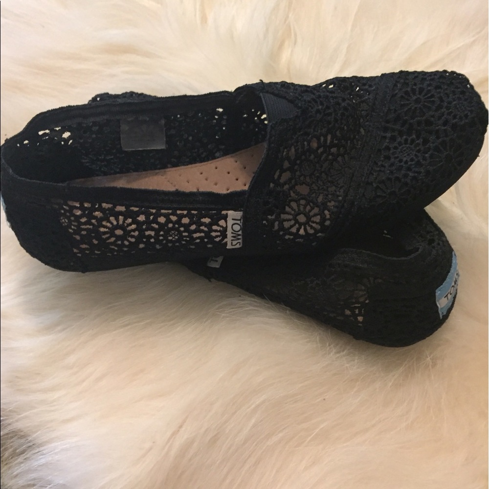 TOMS black crochet, size 8