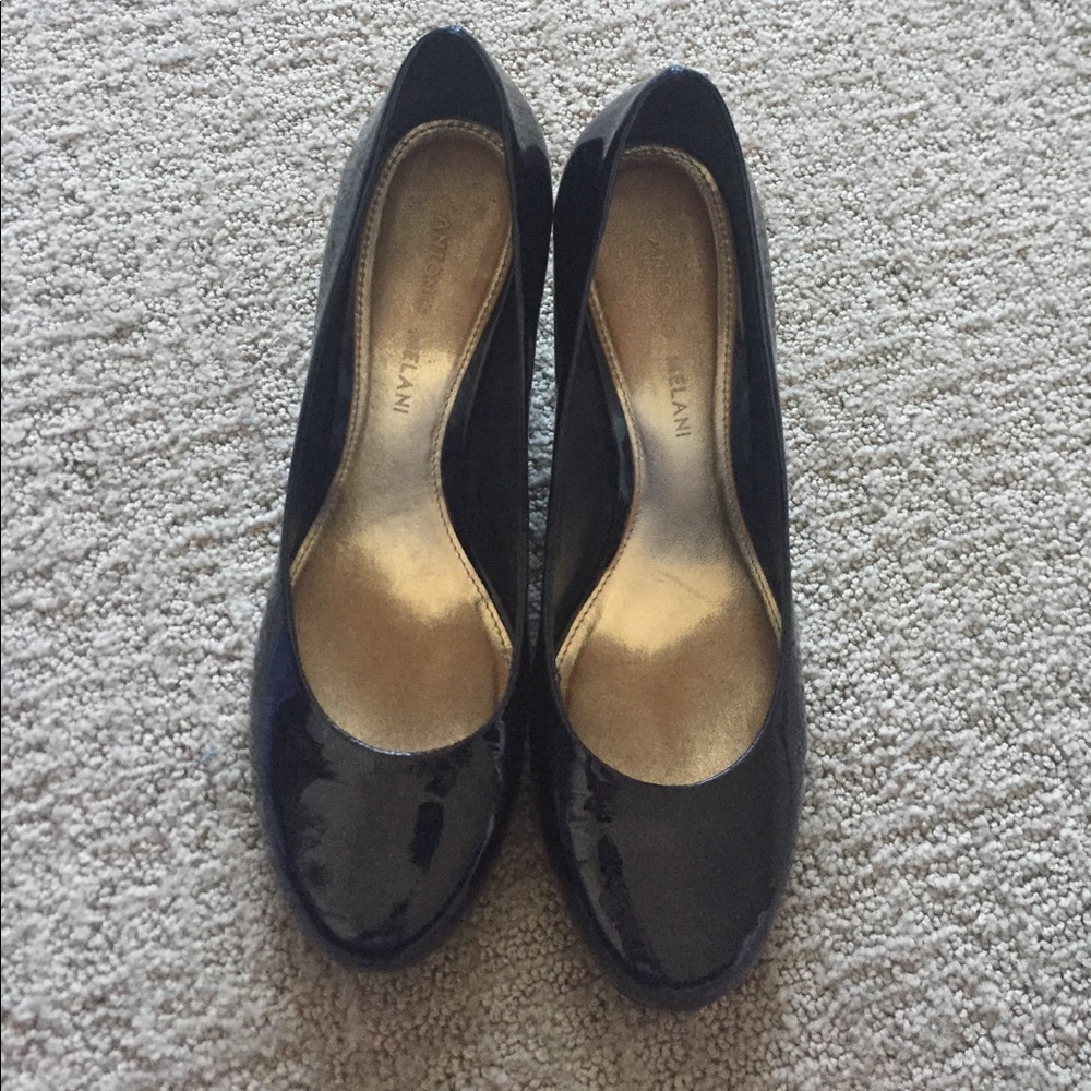 Navy blue patent leather style shoe