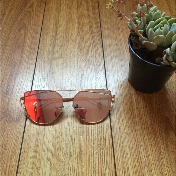 Last pair New Rose gold Mirror sunglasses - Picture 2 of 4