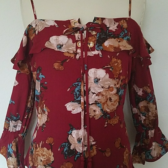 Beautiful Off The Shoulder Floral Top. - Picture 5 of 7