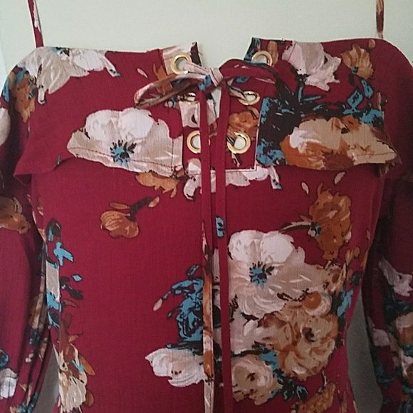 Beautiful Off The Shoulder Floral Top. - Picture 6 of 7
