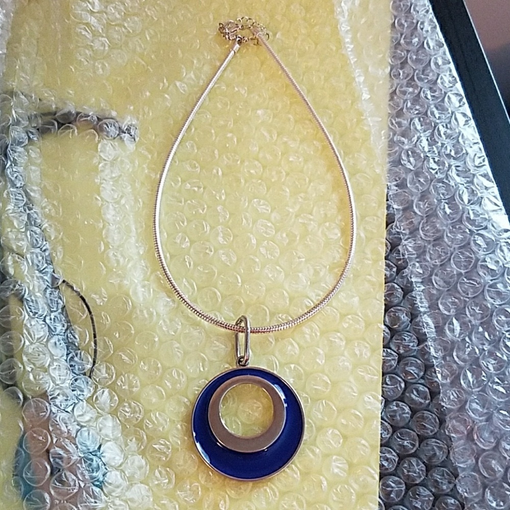 Circle pendant necklace