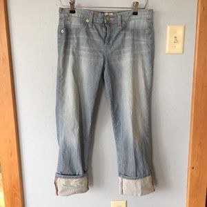 Crop jeans with subtle pun stripping