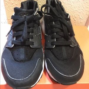 Nike huaraches size 5.5y