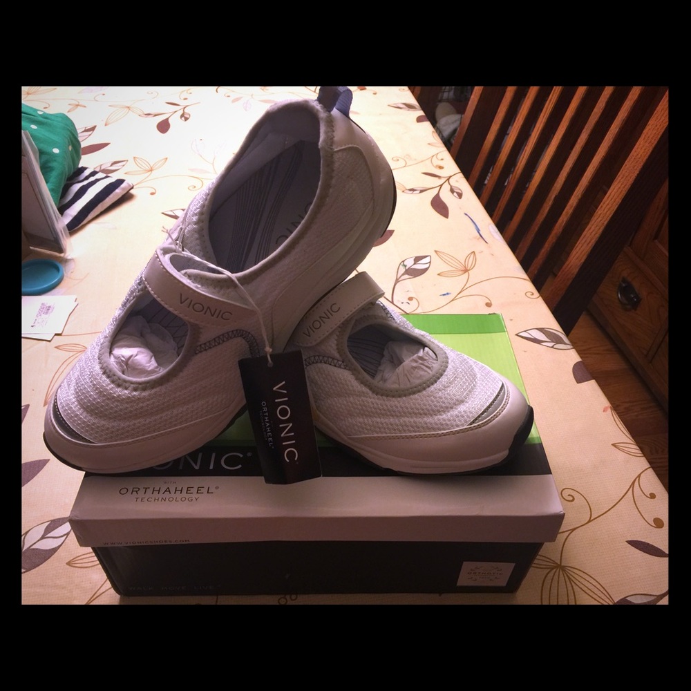 Vionic BNIB Sunset Walking Shoe