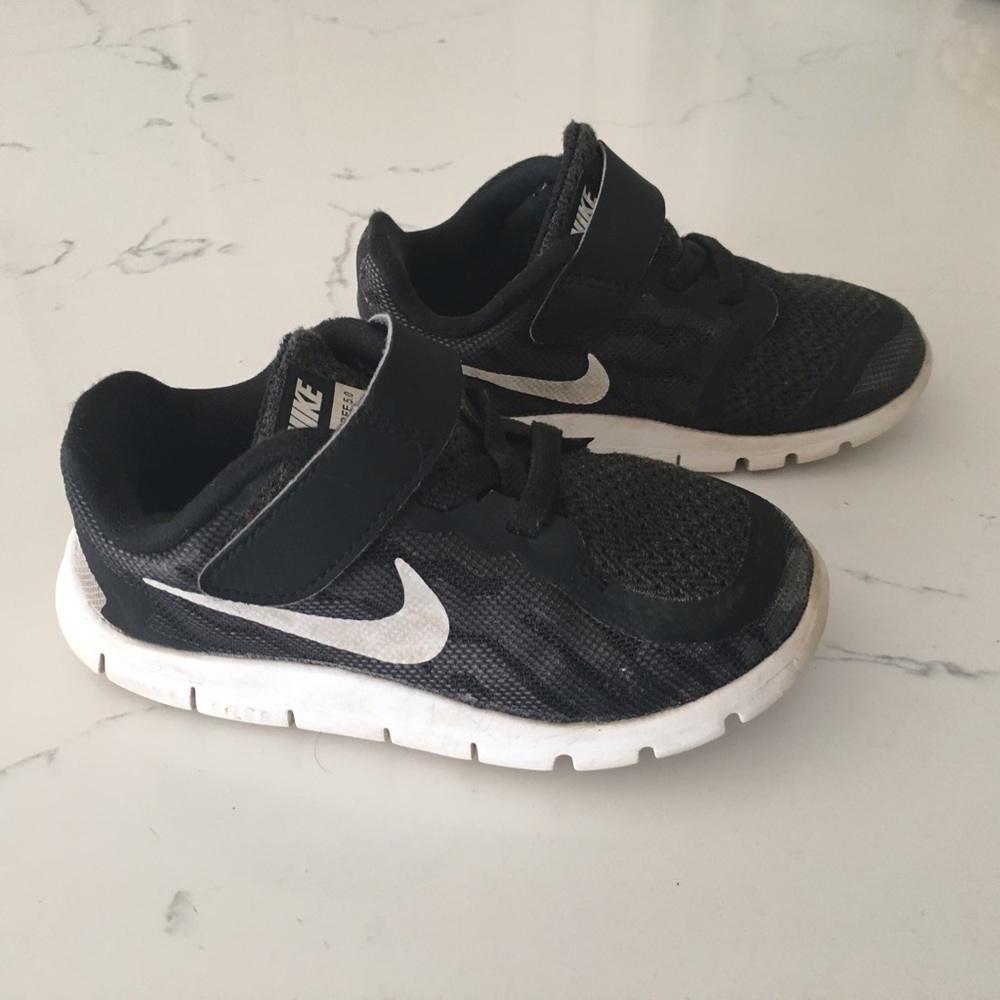 Boys Nike Free Shoes size 8
