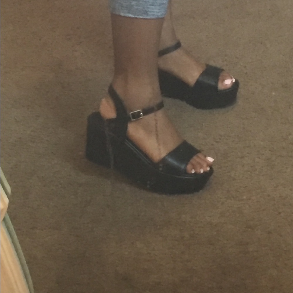 SUPER CUTE BLACK SANDALS😍
