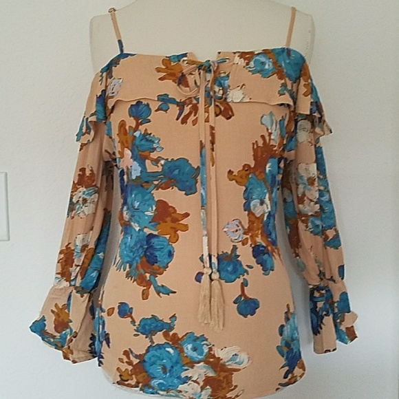 2 LEFT - Beautiful Off The Shoulder Floral Top - Picture 4 of 6