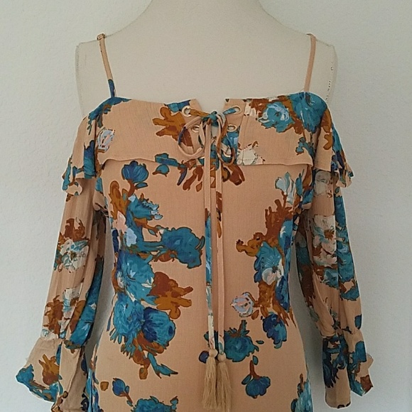 2 LEFT - Beautiful Off The Shoulder Floral Top - Picture 5 of 6