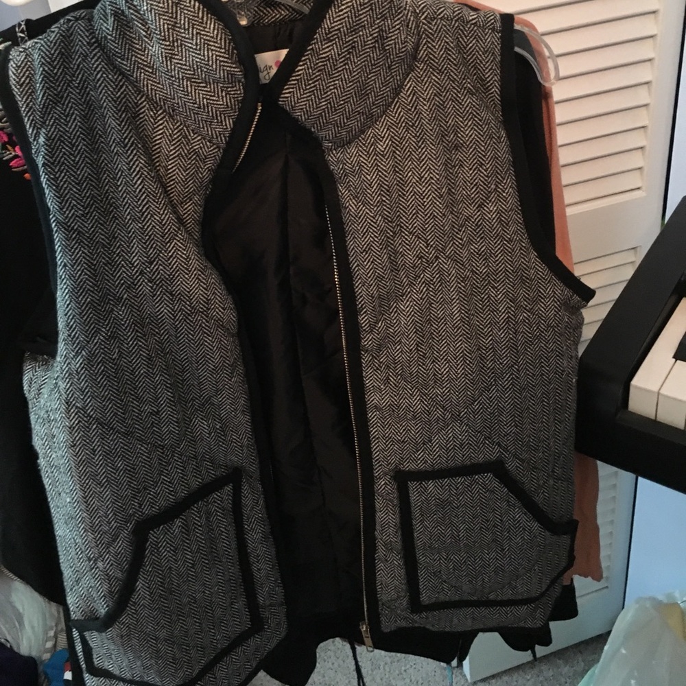 Black print vest