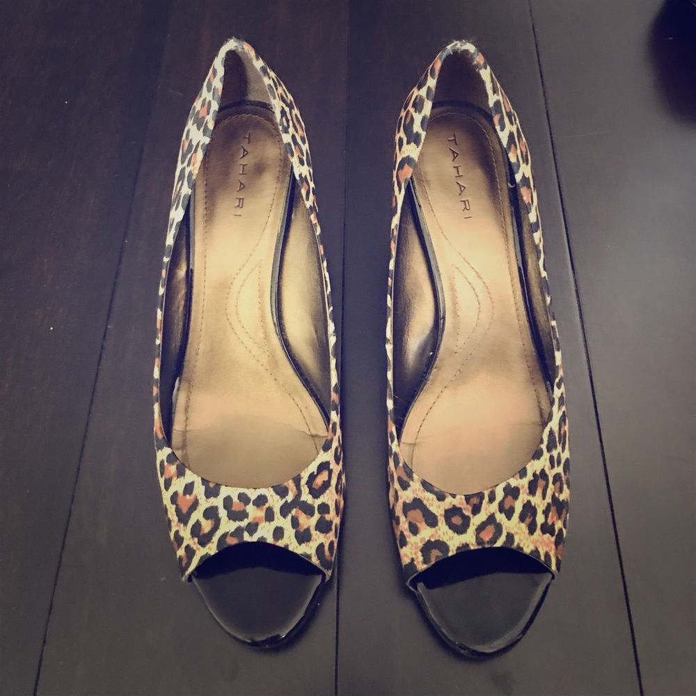 🚫SOLD🚫 Tahari leopard open toe wedge!