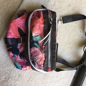 Lululemon Go Lightly crossbody bag