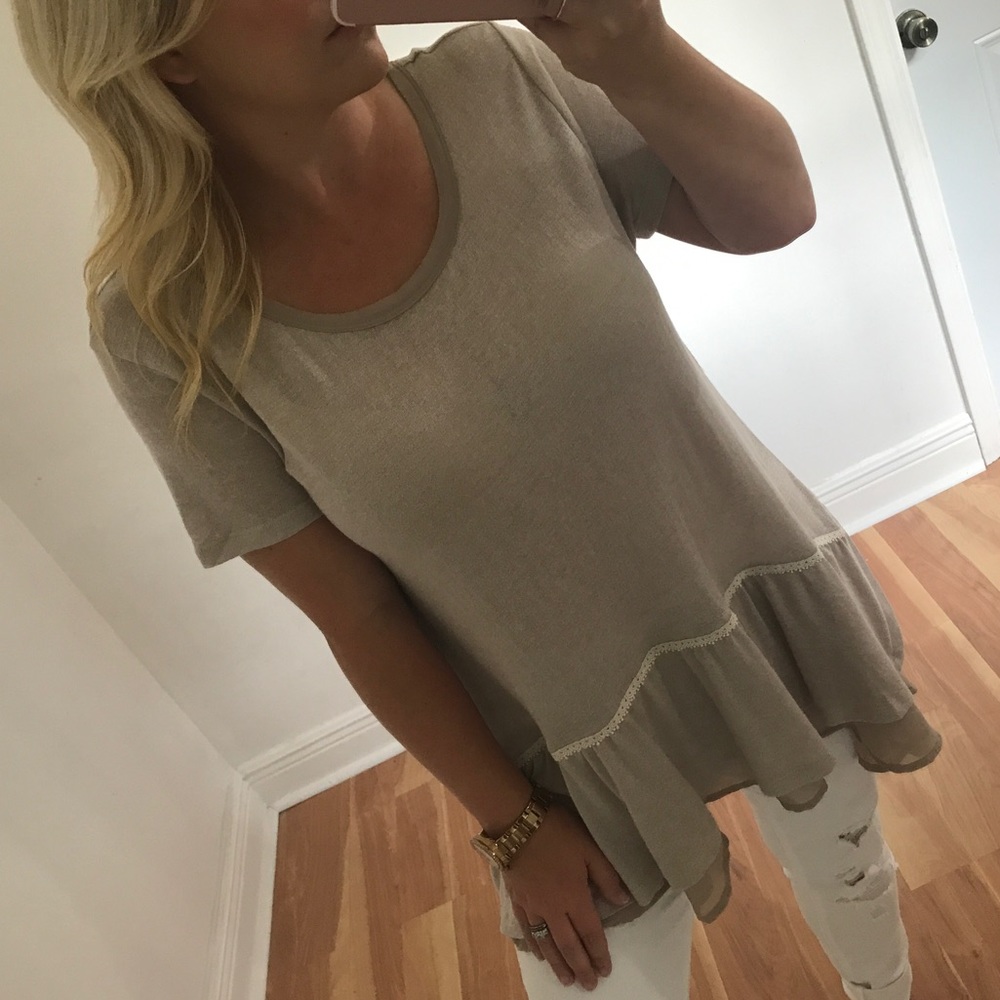 LAST - Latte short sleeve ruffled bottom top