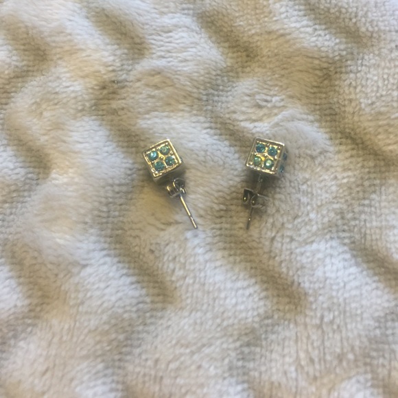 Dice stud earrings - Picture 3 of 3