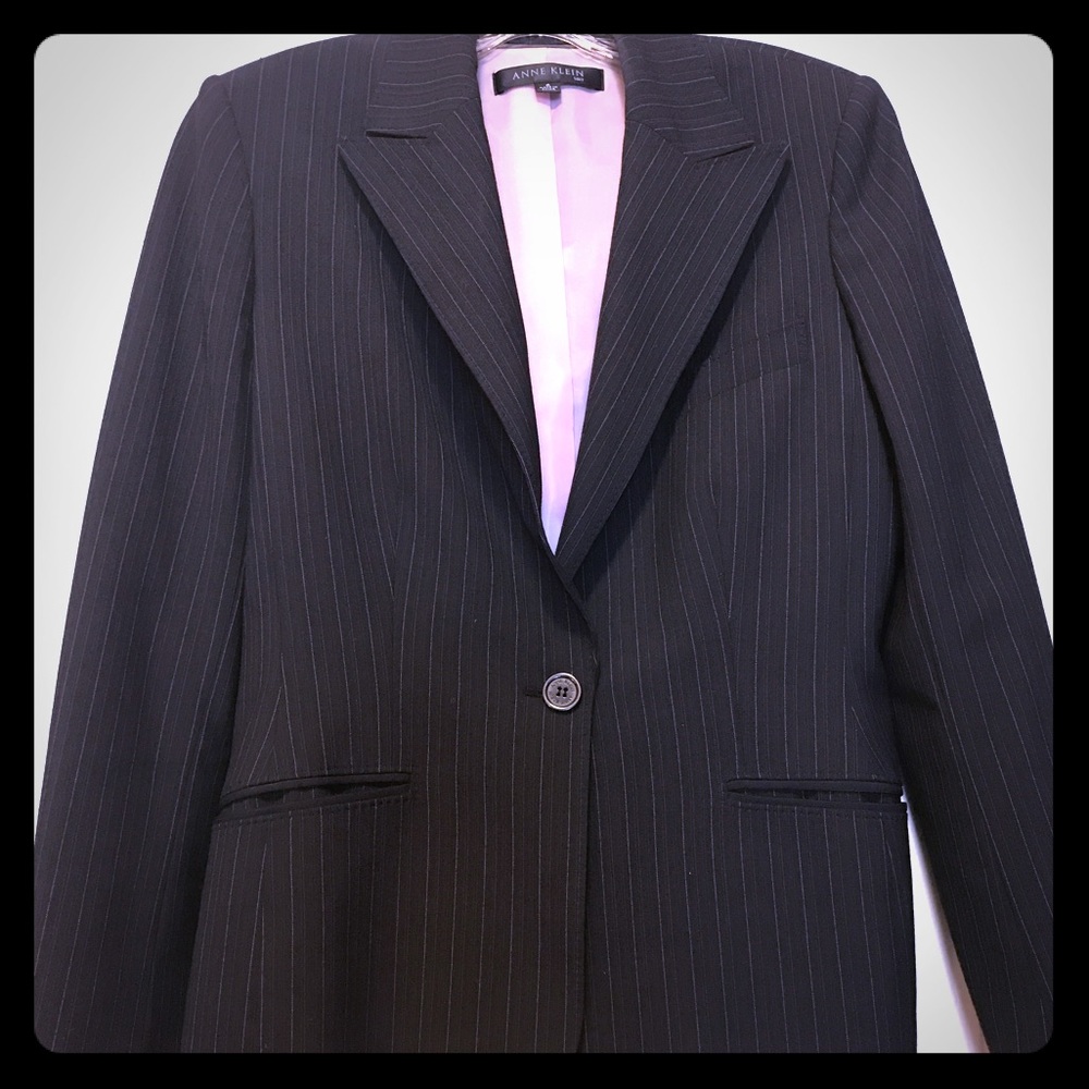 Beautiful pin stripe Anne Klein blazer, size 6.