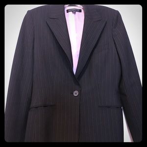 Beautiful pin stripe Anne Klein blazer, size 6.