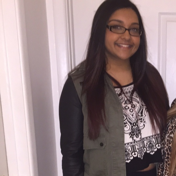 White and black crop top! - Picture 3 of 3