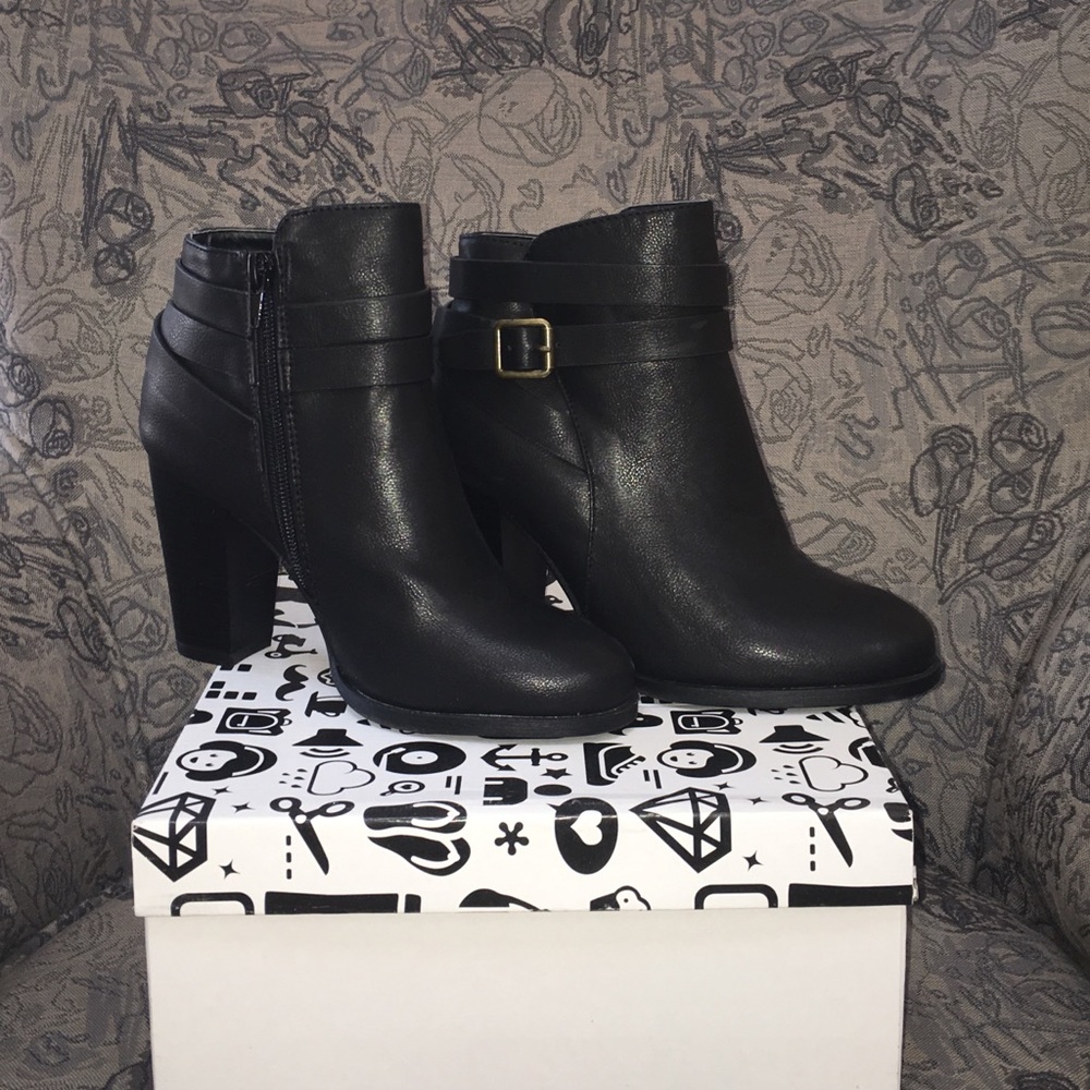 Charlotte Russe women's black booties