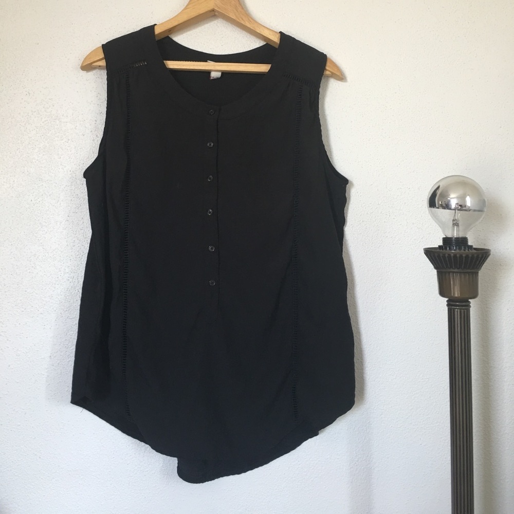 Very cute breezy black top.