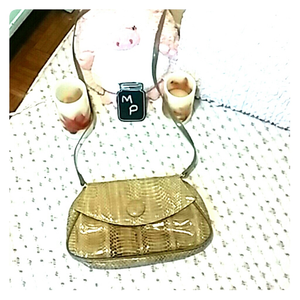 "Snakeskin"like detatchable strap purse
