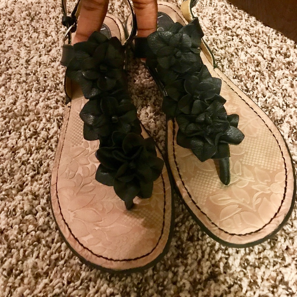 Floral Sandals! 🌸