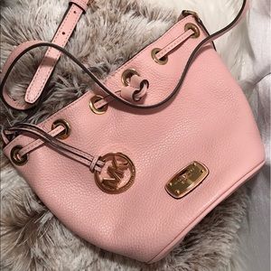 🌴Micheal Kors Jules Drawstring Crossbody