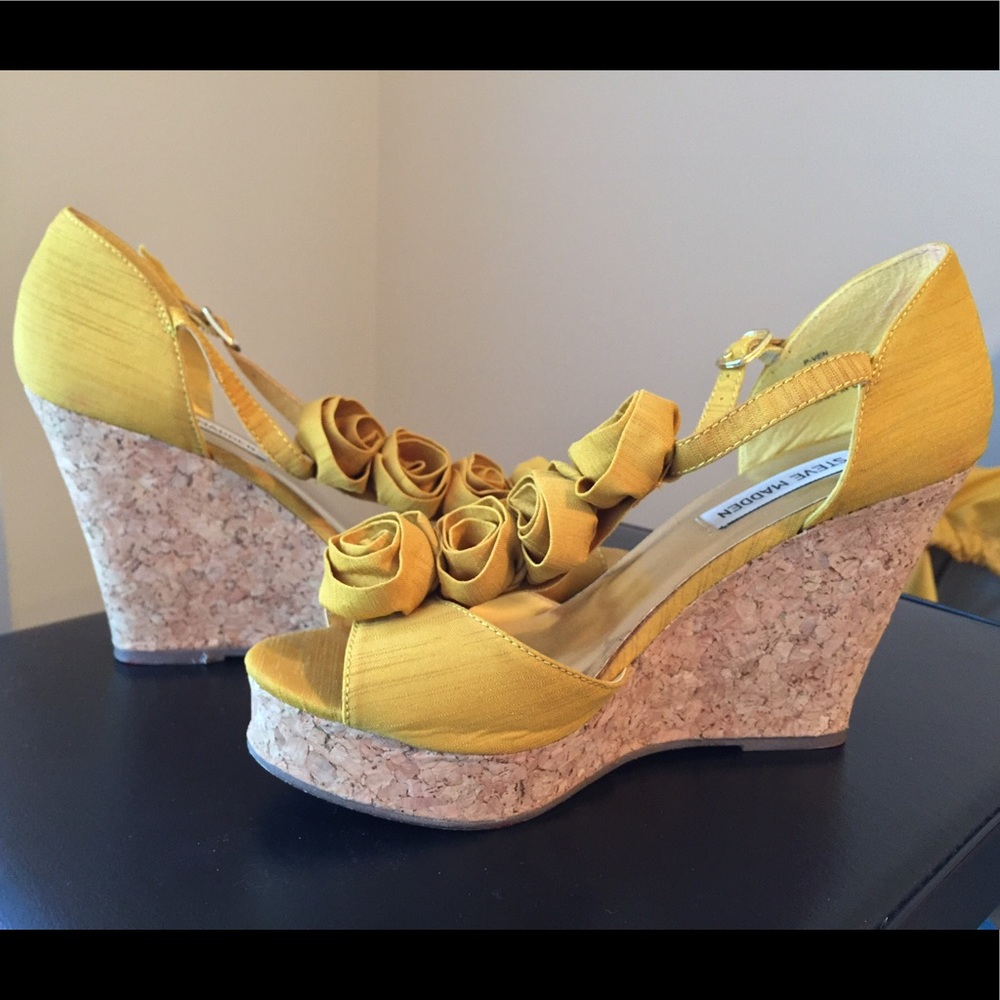 Steve Madden P-Ven Rosette Fabric Yellow Wedge