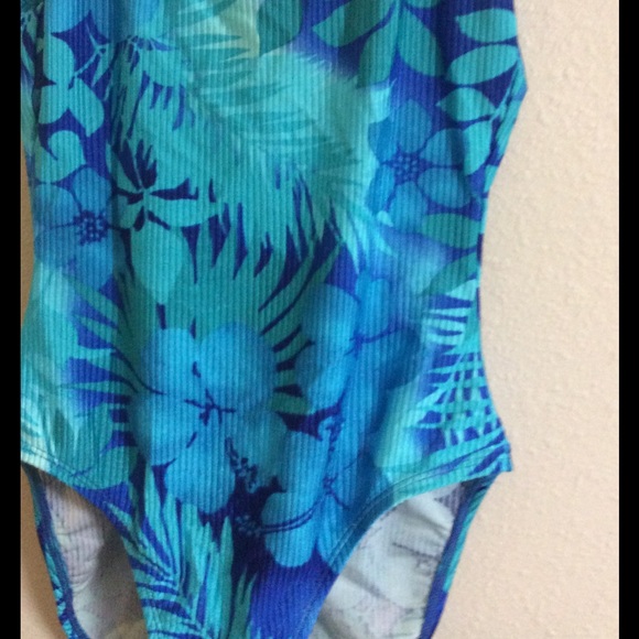 One piece with matching sarong - Picture 2 of 3