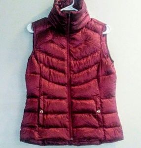 Liz Claiborne sport light weight vest maroon color
