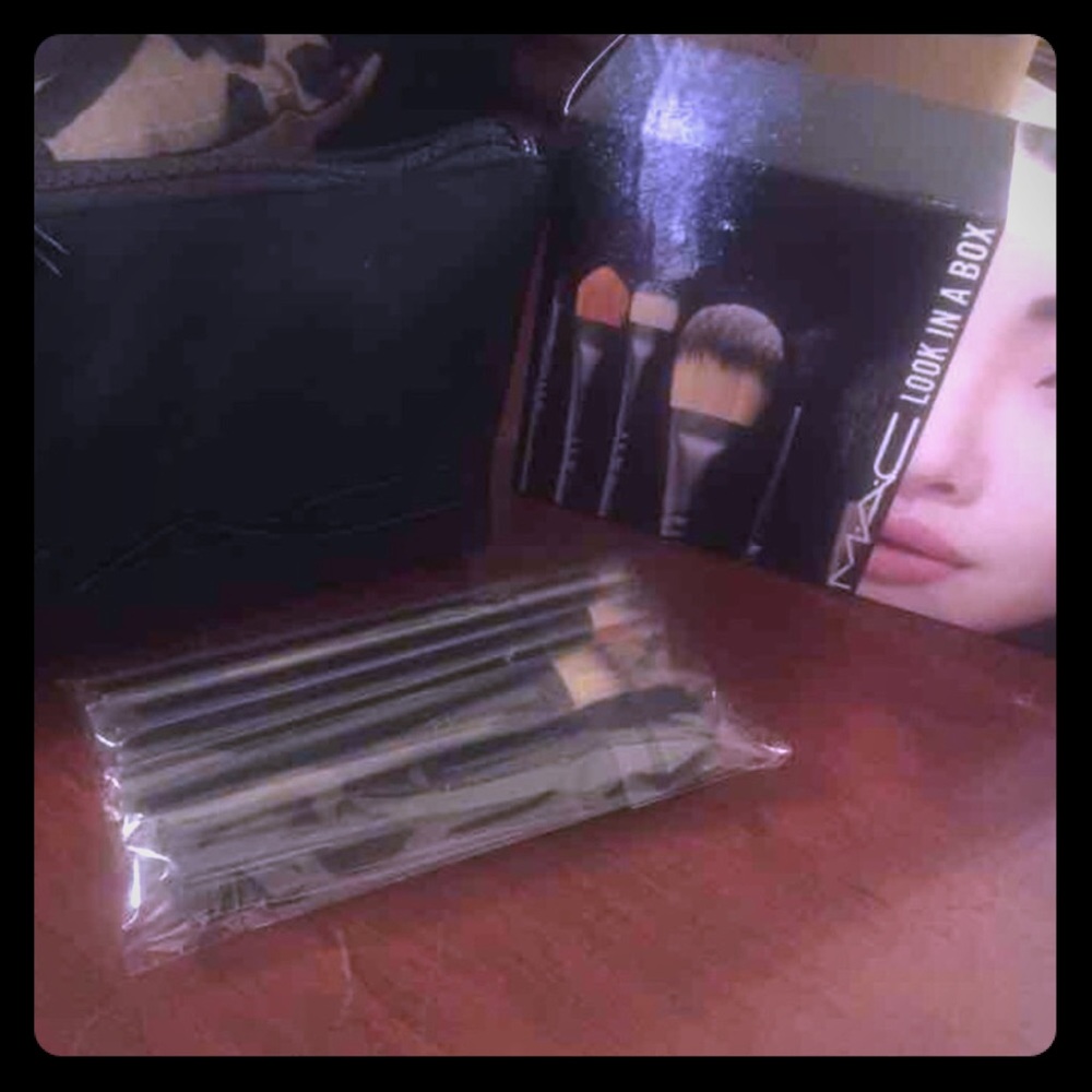 Authentic Mac make up brushes