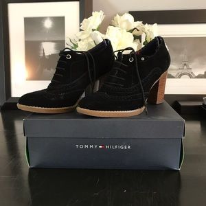 TOMMY HILFIGER TYLER BLACK SUEDE STACKED HEEL BOOT
